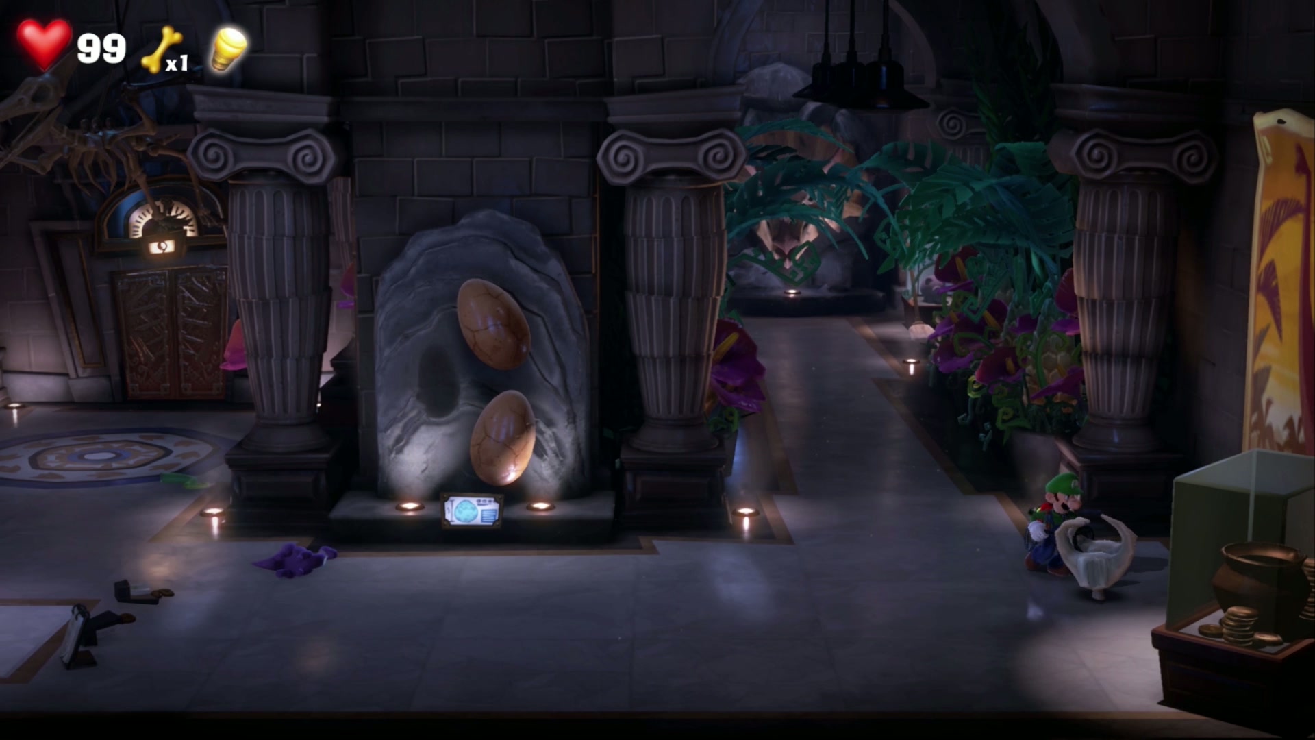 Yellow Gem dinosaur egg display near the Exhibit Hall entrance in 9F Museum in Luigi's Mansion 3